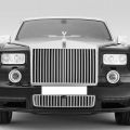 Элитный автомобиль Rolls Royce Phantom белого/черного цвета с водителем.